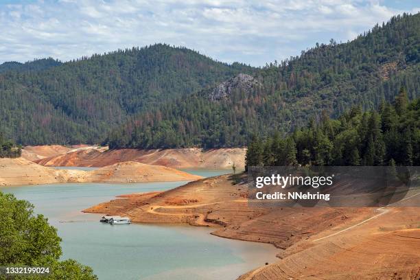 low water level at shasta lake, california due to drought - seco imagens e fotografias de stock