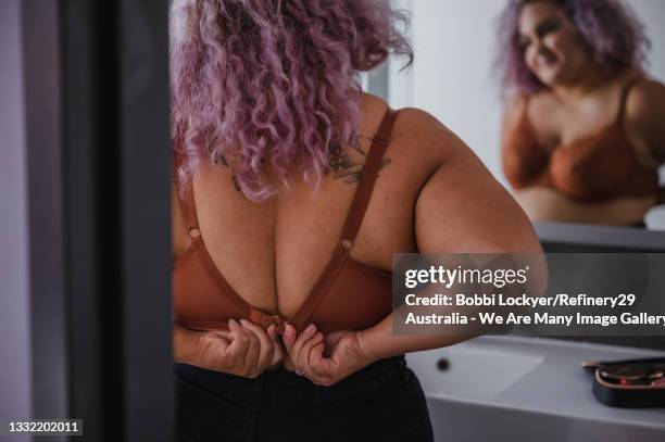 reflection of a young woman - beha stockfoto's en -beelden