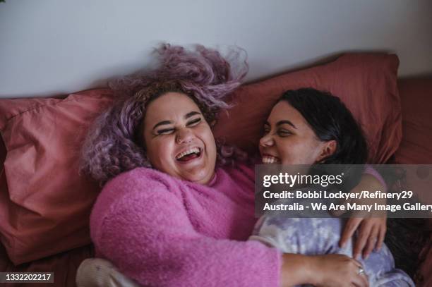 young couple sharing a joke - candid photos et images de collection