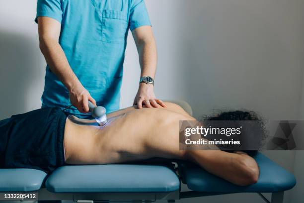 physical therapy: doctor using laser therapy - lazer 個照片及圖片檔
