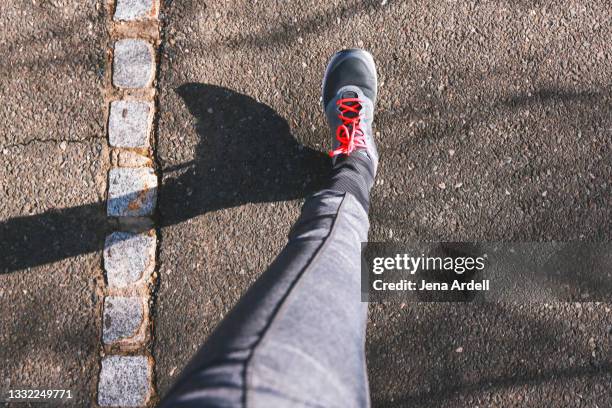 woman walking personal perspective leg and sneaker - pov walking stockfoto's en -beelden