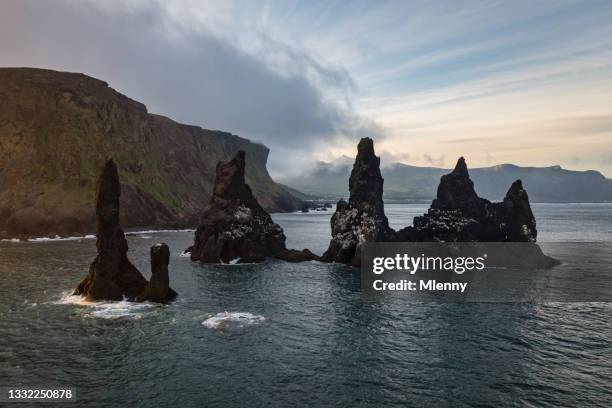 reynisdrangar sea stacks sunset panorama vik i myrdal cliffs islandia - farallón fotografías e imágenes de stock