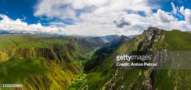 aerial panorama of mountain landscape in kyrgyzstan. pass 33 parrots - kirgisistan stock-fotos und bilder