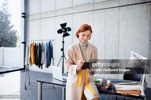 woman entrepreneur designer with tablet, working. - créateur de mode photos et images de collection