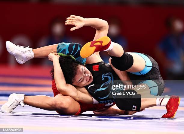 Helen Louise Maroulis of United States competes against Rong Ningning of China during the Women's Freestyle 57kg 1/8 Final on day twelve of the Tokyo...