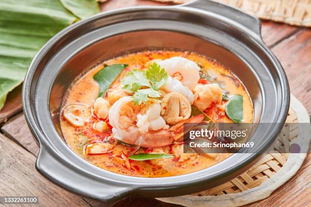 tom yum goong thai symbolic food - curry soup photos et images de collection