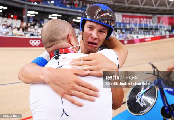 Jonathan Milan of Team Italy is congratulated from his coach Marco Villa after winning the gold medal and setting a new World record during the Men's...
