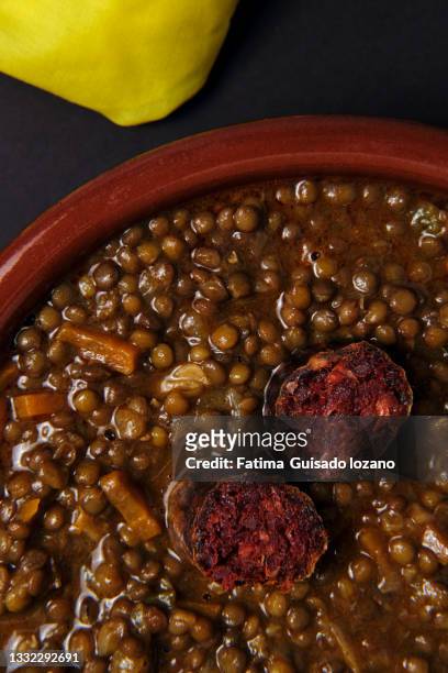 close-up of lentils dish, traditional spanish recipe - fondo amarillo stock pictures, royalty-free photos & images