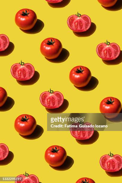 pattern of sliced tomatoes on yellow background - fondo amarillo stock pictures, royalty-free photos & images