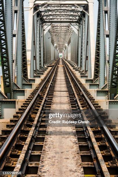 indian railway bridge over river - railway bridge stockfoto's en -beelden