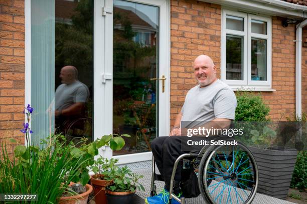 porträt eines mannes mit behinderungen außerhalb seines hauses - rampe stock-fotos und bilder