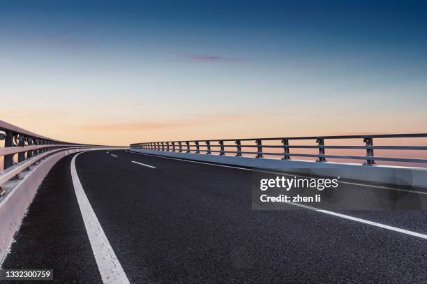 viaduct at dusk - fin photos et images de collection