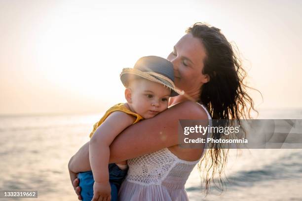 madre y bebé en la playa - mothers day beach fotografías e imágenes de stock