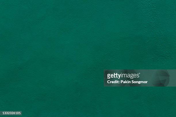 dark green color old grunge wall concrete texture as background. - green background photos et images de collection