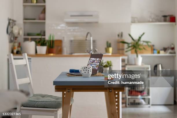 home office working environment setup - office chair stockfoto's en -beelden