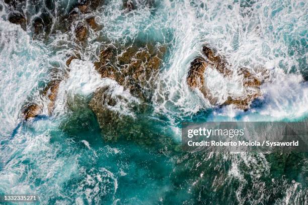 large waves of turquoise rough sea from above - tide foto e immagini stock