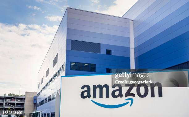 amazon-logistikzentrum - amazon warehouse stock-fotos und bilder