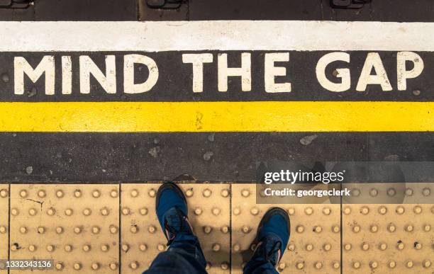 mind the gap-warnung in der londoner u-bahn - london tube stock-fotos und bilder