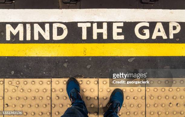 attenzione all'avvertimento di the gap sulla metropolitana di londra - separation foto e immagini stock