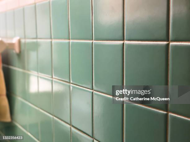 vintage 1950s seafoam green bathroom tile wall - deko bad stock-fotos und bilder