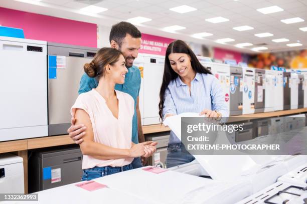 retail customer service - buying washing machine stockfoto's en -beelden