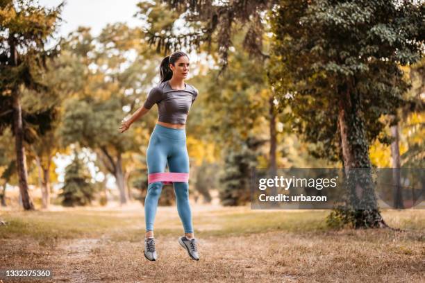 young woman workout in park - agachar se imagens e fotografias de stock