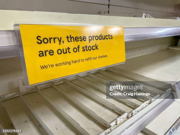 empty supermarket shelves apology sign. covid19 coronavirus pandemic affecting supply lines and deliveries due to lockdowns and closed borders. uk pingdemic causes many essential food and retail staff to self isolate. - étagère photos et images de collection