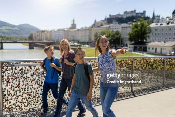 mother and three kids sightseeing city of salzburg - salzburg 個照片及圖片檔