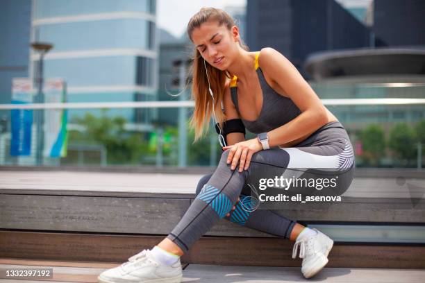 mujer lesionada mientras entrenando al aire libre hong kong - down on one knee fotografías e imágenes de stock