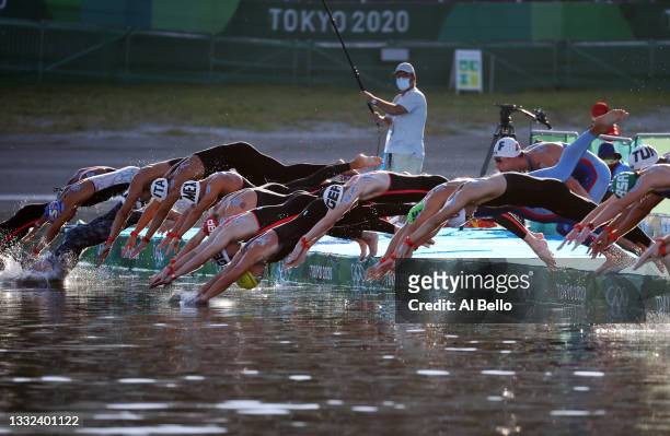 Swimmers start the race in the Men's 10km Marathon Swimming on day thirteen of the Tokyo 2020 Olympic Games at Odaiba Marine Park on August 05, 2021...