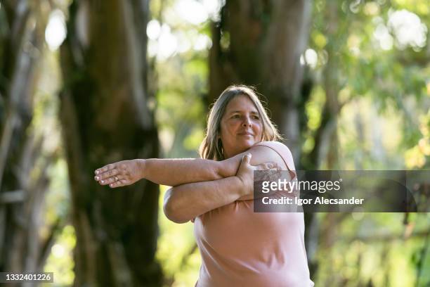 frau, die sich in der natur dehnt - big fat white women stock-fotos und bilder