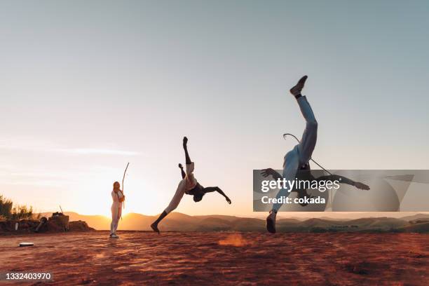 acrobaties de capoeira - acrobate photos et images de collection