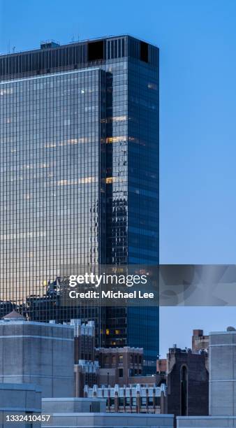sunrise light reflected on new york skyscraper - ワンペンプラザ ストックフォトと画像