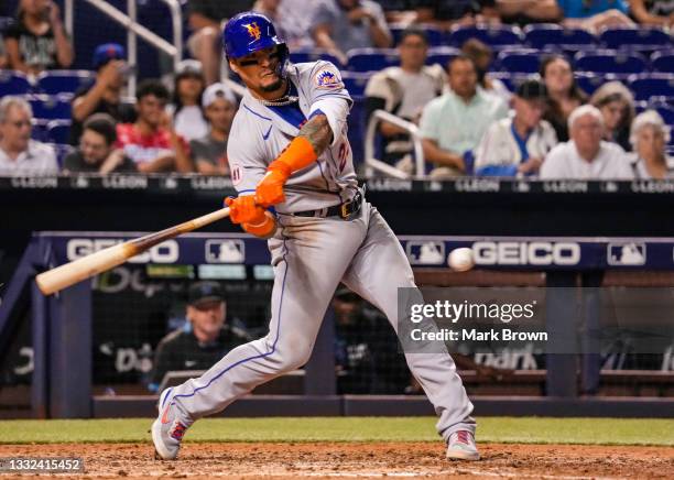 Javier Báez of the New York Mets hits a go-ahead solo home run in the eighth inning off Anthony Bass of the Miami Marlins at loanDepot park on August...