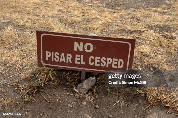 spanish-language sign stating 'no pisar el césped' [keep off the grass] - césped stock-fotos und bilder