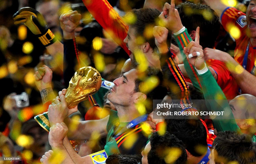 Spain's goalkeeper Iker Casillas kisses