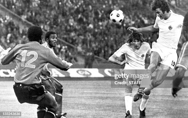 Yugoslav forward Dusan Bajevic heads the ball past substitute goalkeeper Dimbi Tubilandu from Zaire to score a goal 18 June 1974 in Gelsenkirchen...