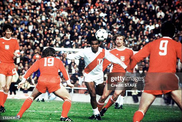 Peruvian midfielder Teofilo Cubillas tries to control the ball surrounded by Polish forward Andrzej Szarmach and his teammates 18 June 1974 in...