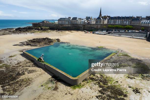 saint-malo natural swimming pool, plage bon-sauveurs, bretagne, france - st malo stock pictures, royalty-free photos & images