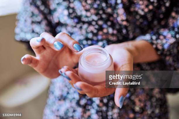 cropped shot of an unrecognizable woman holding a pot of moisturiser - hand cream 個照片及圖片檔