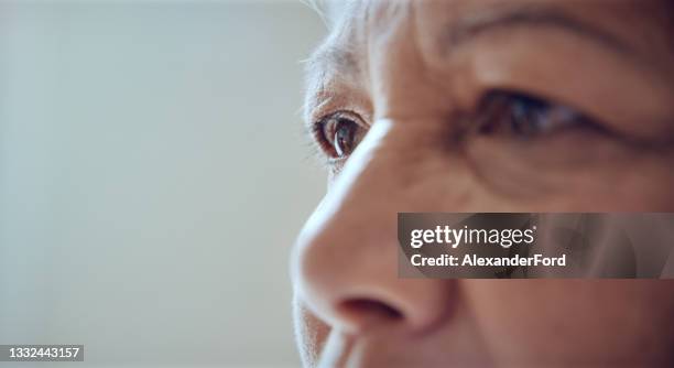 closeup shot of a senior woman's face - córnea imagens e fotografias de stock