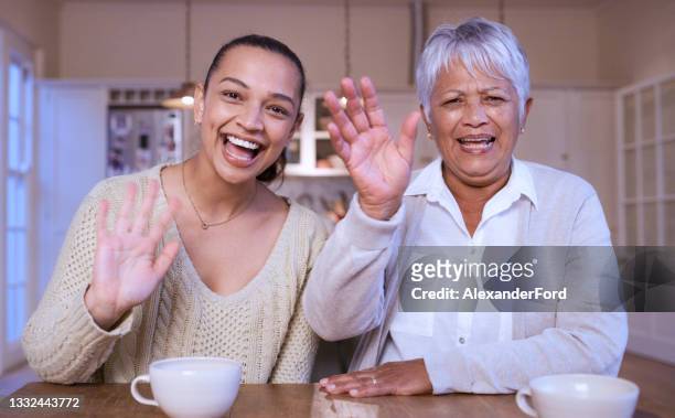 retrato de uma jovem e sua mãe idosa fazendo uma chamada de vídeo juntos em casa - mother daughter webcam - fotografias e filmes do acervo