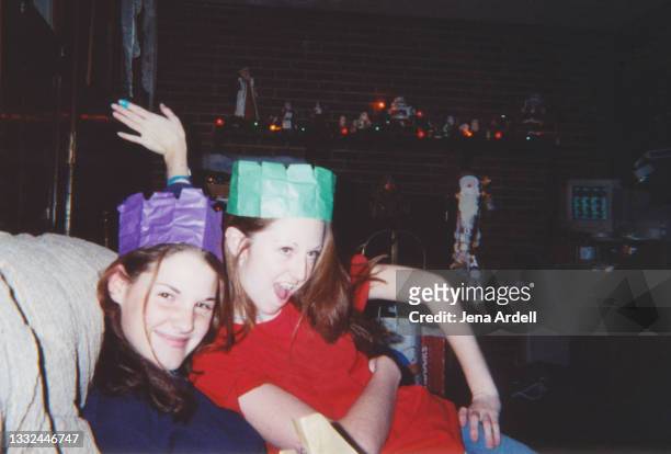teenage best friends forever: vintage best friends girls, teenagers having fun at holiday party - party retro stock-fotos und bilder