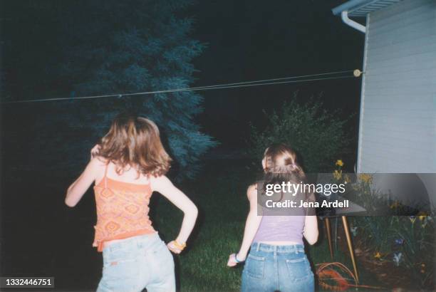 vintage best friends girls: two friends dancing, teenagers having fun - 2000s style photos et images de collection