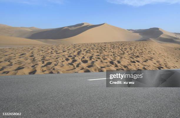 road by the desert - 敦煌 stock pictures, royalty-free photos & images