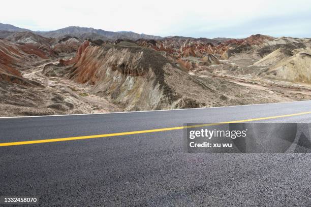 road by the desert - 敦煌 stockfoto's en -beelden