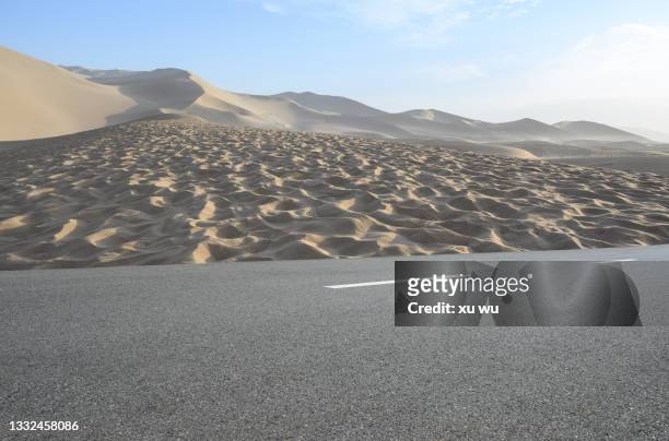 road by the desert - 敦煌 stockfoto's en -beelden