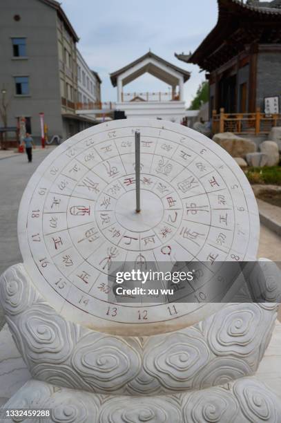 ancient chinese traditional timekeeping tool - zonnewijzer stockfoto's en -beelden