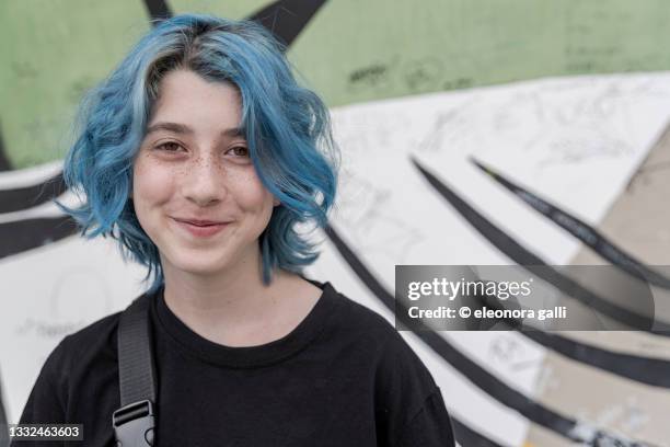 portrait teenager with blue hair - haarkleuring stockfoto's en -beelden
