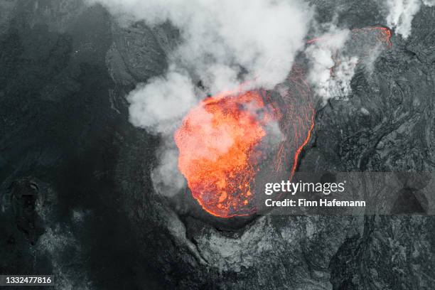direttamente sopra il cratere del vulcano fagradalsfjall in islanda - cratere foto e immagini stock